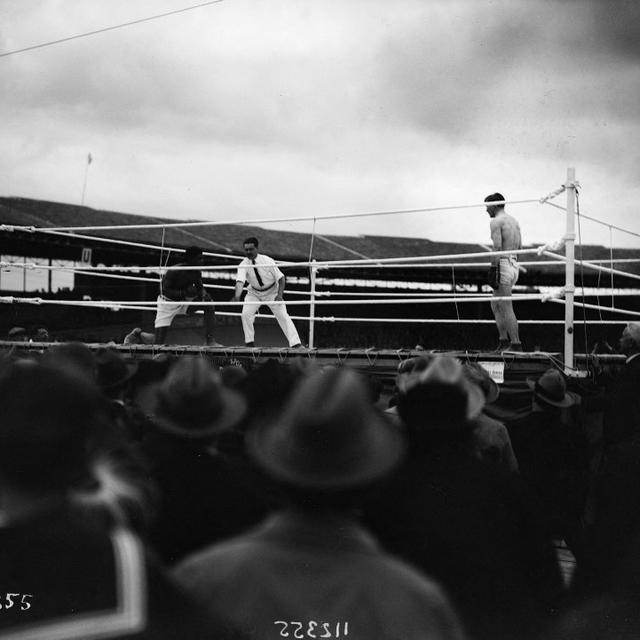 Le combat de boxe entre Battling Siki et Georges Carpentier en 1922. [Keystone - Maurice-Louis Branger / Roger-Viollet]