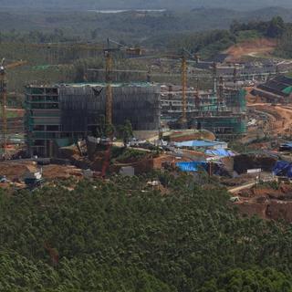 Une vue aérienne de la construction d'un bâtiment sur le site de la nouvelle capitale indonésienne Nusantara à Sepaku, dans le district de Penajam Paser Utara, à Kalimantan Est, en Indonésie, le 12 janvier 2024. [Anadolu via AFP - Firdaus Wajidi]
