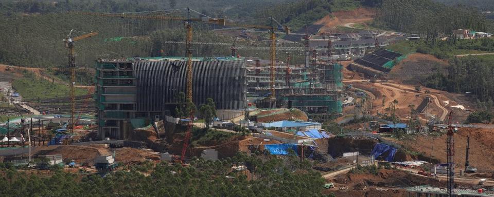 Une vue aérienne de la construction d'un bâtiment sur le site de la nouvelle capitale indonésienne Nusantara à Sepaku, dans le district de Penajam Paser Utara, à Kalimantan Est, en Indonésie, le 12 janvier 2024. [Anadolu via AFP - Firdaus Wajidi]