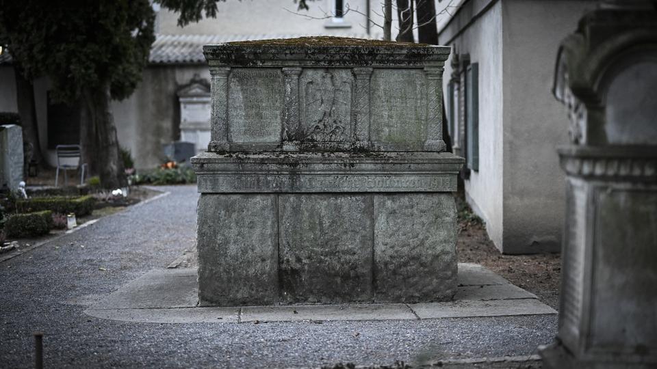La pierre de la discorde: à Coire, un mémorial nazi suscite la controverse [KEYSTONE - GIAN EHRENZELLER]