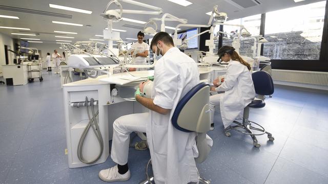 Des étudiants de la Clinique universitaire de médecine dentaire CMUD à Genève (image prétexte). [Keystone - Christian Brun]