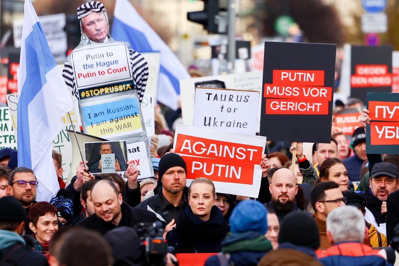 Des opposants russes en exil marchent à Berlin contre Poutine et la guerre en Ukraine [KEYSTONE - FILIP SINGER]