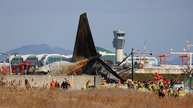 Les pompiers en action après le crash de l'avion à Muan. [Keystone - Cho Nam-soo/Yonhap via AP]