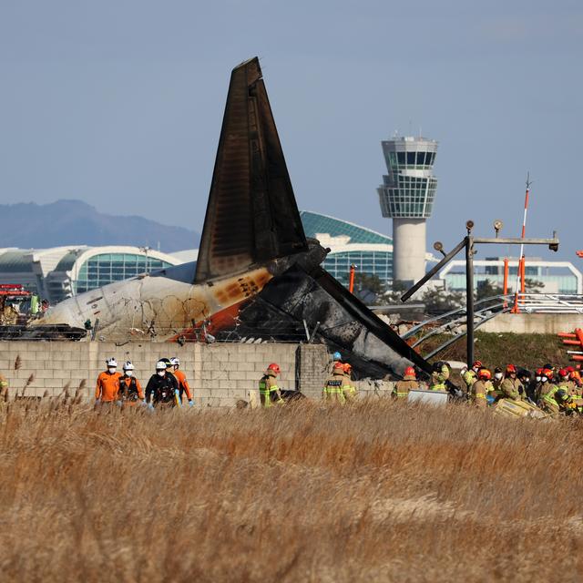 Les pompiers en action après le crash de l'avion à Muan. [Keystone - Cho Nam-soo/Yonhap via AP]