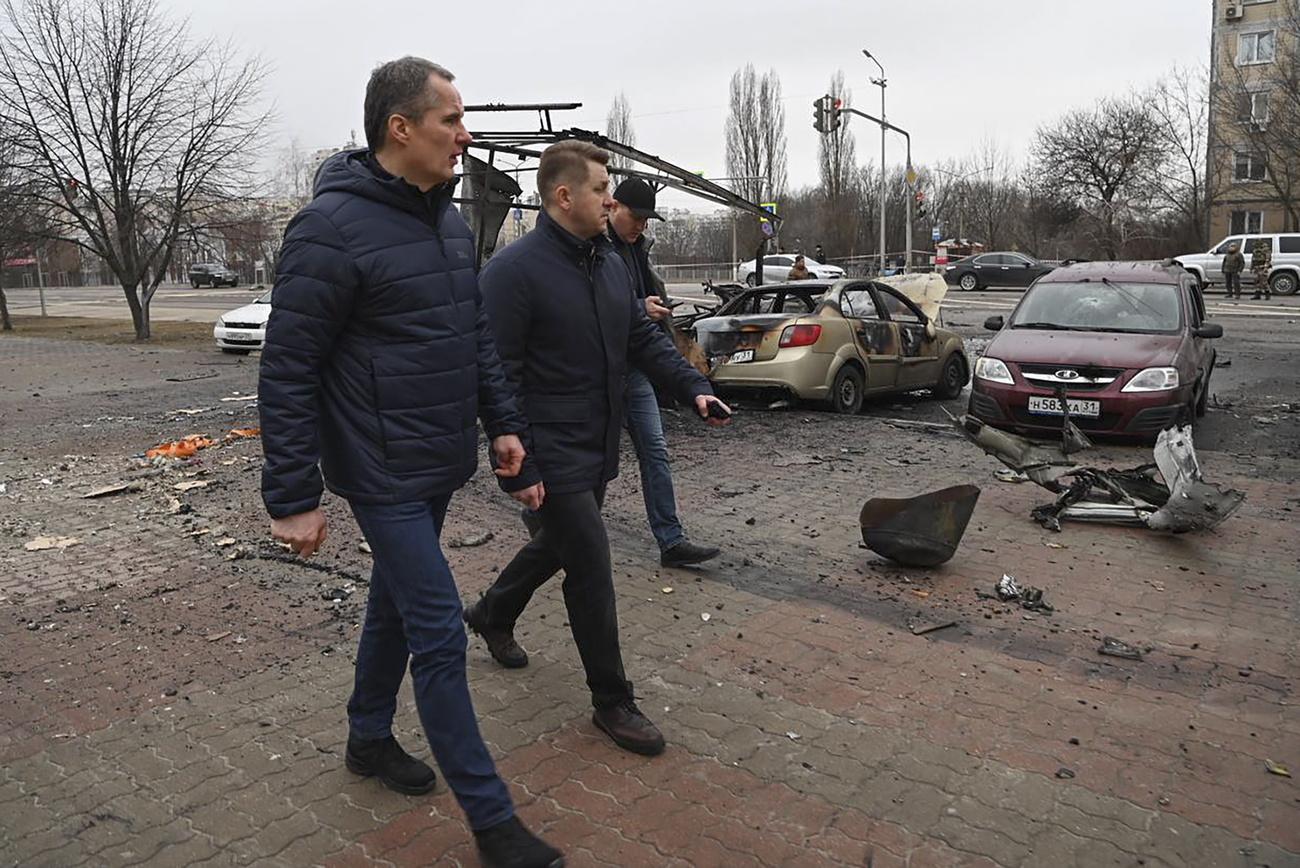 Le maire de Belgorod inspecte les dégâts dans sa ville après des bombardements ukrainiens, le 16 mars 2024. [KEYSTONE - BELGOROD MAYOR HANDOUT]