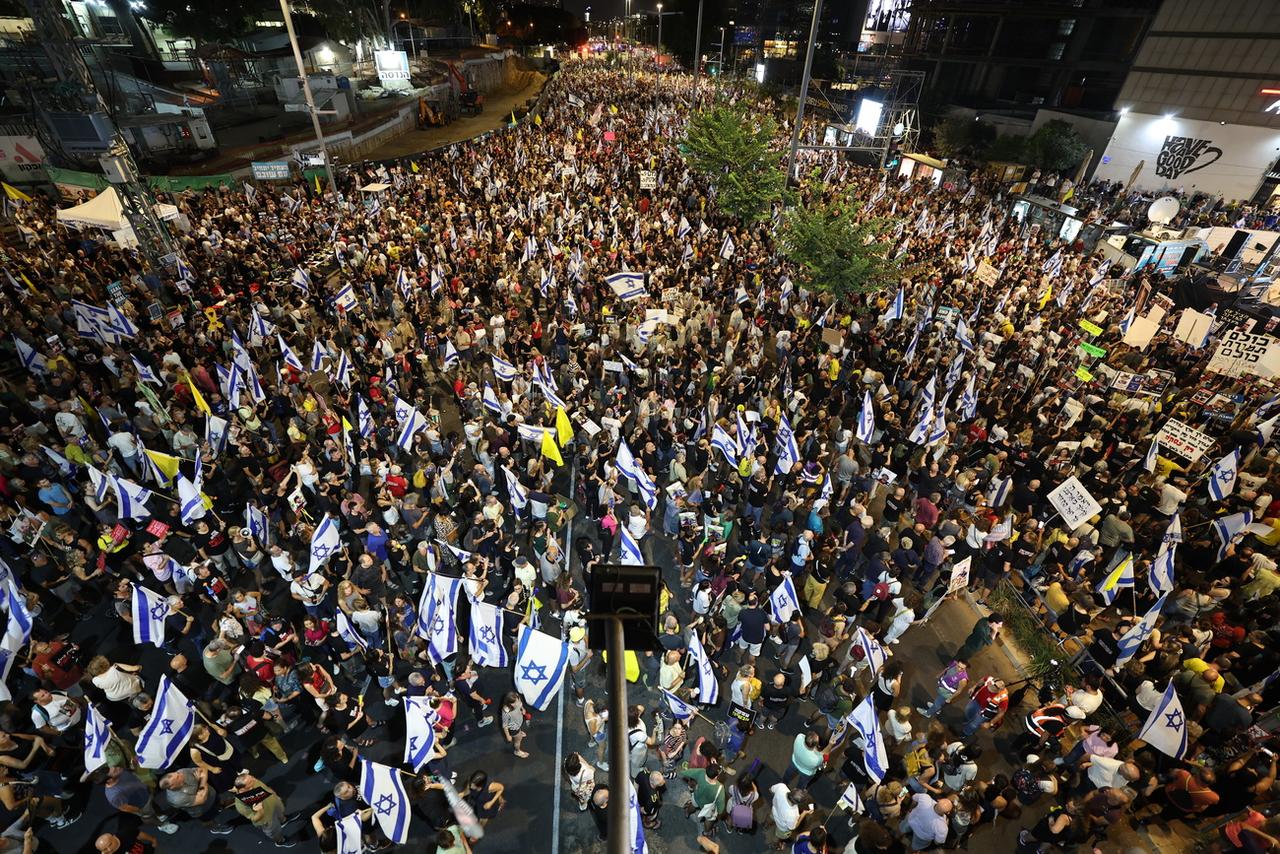 Manifestation à Tel Aviv pour la libération des otages israéliens détenus par le Hamas. [KEYSTONE - ATEF SAFADI]