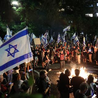 Lundi 17 juin: des milliers d'Israéliens manifestent contre le gouvernement du Premier ministre Benjamin Netanyahou sur sa conduite de la guerre à Gaza et son incapacité à négocier la libération des dizaines d'otages toujours retenus dans le territoire palestinien. [KEYSTONE - ABIR SULTAN]