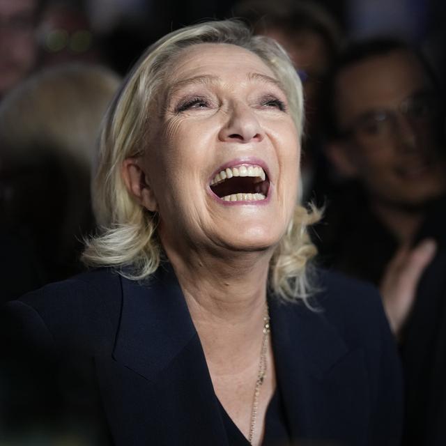Le Rassemblement national dirigé par Marine Le Pen promeut une image de communication politique qui se veut proche des ''Français de souche'' et qui vante son ''amour patriotique''. [Keystone/AP Photo - Thibault Camus]