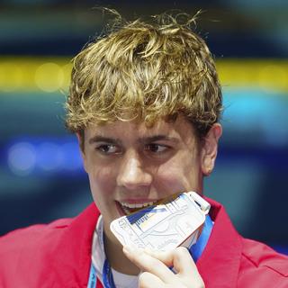 Noé Ponti remporte le 100m papillon aux championnats du monde en petit bassin. [Keystone - EPA/Robert Hegedus]