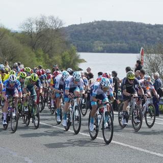 The peloton passes by the Ullà­barri-Gamboa reservoir during the fourth stage of the Basque Country cycling tour, a 157.5km race from Etzarri Arantz to Legutio, Spain, 04 April 2024. EPA-Adrian Ruiz Hierro [EPA/Keystone - Adrian Ruiz Hierro]
