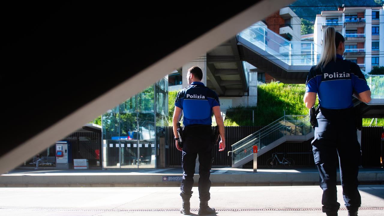 Deux agents de la police cantonale du Tessin en patrouille à la gare de Lugano, le 25 avril 2024 (image prétexte). [Samuel Golay]