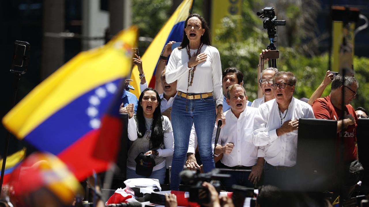 La cheffe de l'opposition vénézuélienne Maria Corina Machado chante l'hymne de son pays lors d'un rassemblement à Caracas le 28 août 2024. [AFP - PEDRO RANCES MATTEY]