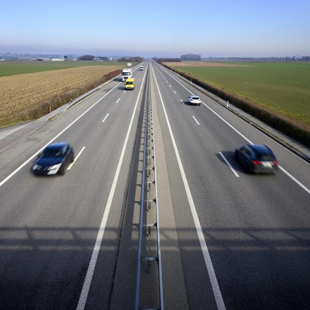 L'autoroute entre Payerne et Avenches fermée du 4 au 6 juin lors d'exercices de F/A-18. [Keystone - Jean-Christophe Bott]