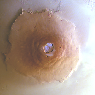 Il y a du givre matinal sur les plus hautes montagnes de Mars, dont l'Olympus Mons s'élevant jusqu'à 26 km au-dessus des plaines environnantes [ESA - DLR/FUBerlin]