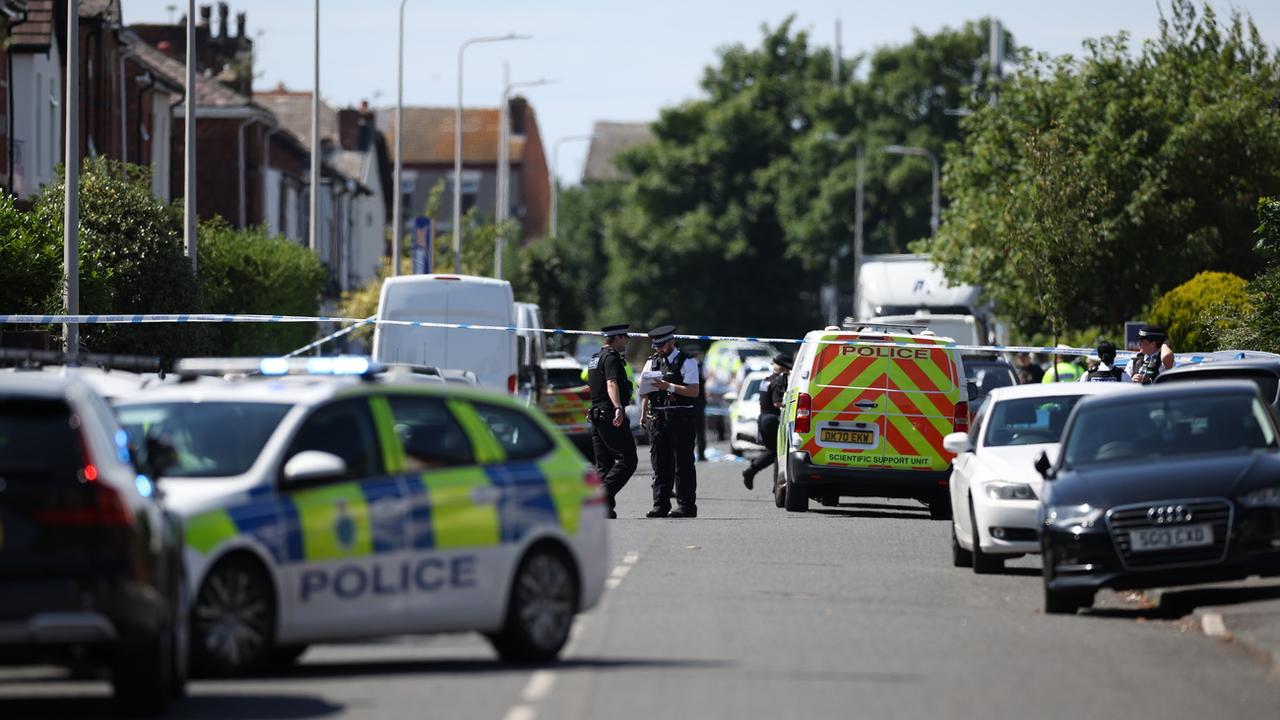 epa11505917 Police at the scene of suspected multiple stabbings in Hart Street in Southport, Britain 29 July 2024. Armed police detained a male and seized a knife after a number of people were injured in a reported stabbing according to Merseyside Police. Eight patients with stab injuries have been treated at the scene so far and have been taken to hospitals, North West Ambulance Service said. EPA/ADAM VAUGHAN [Keystone/EPA - Adam Vaughan]