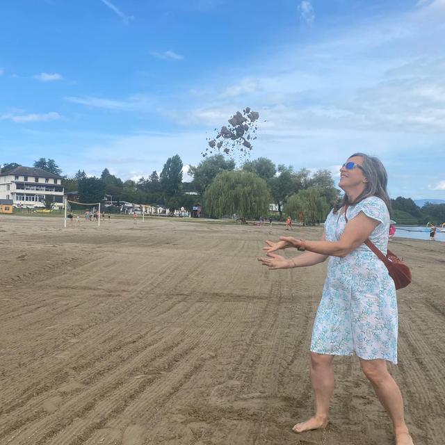 Stéphanie Girardclos, sédimentologue: Excenevex, seule plage de sable naturel des rives du Léman. [RTS - Lucile Solari]