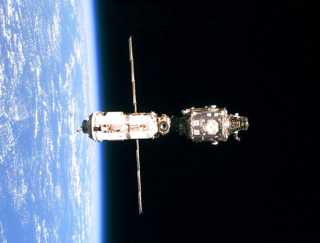 L'ISS le 3 juin 1999. La station n'est alors composée que de deux modules: le russe Zarya (gauche) et l'américain Unity (droite). [AFP - NASA]