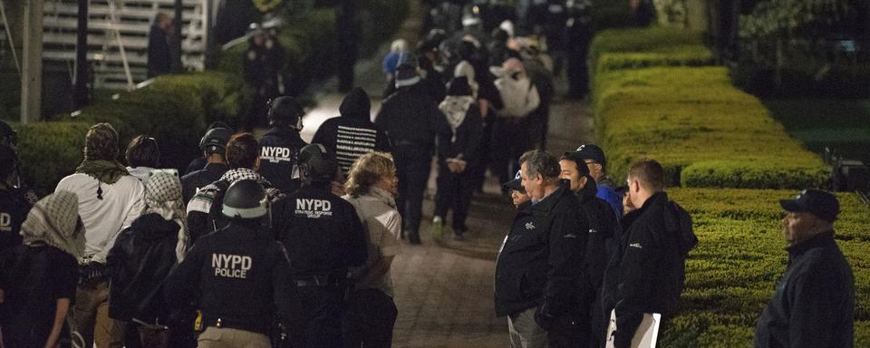 Des dizaines de manifestants pro-palestiniens ont été arrêtés sur le campus de l'université Columbia à New York. [Keystone/AP Photo - Marco Postigo Storel]