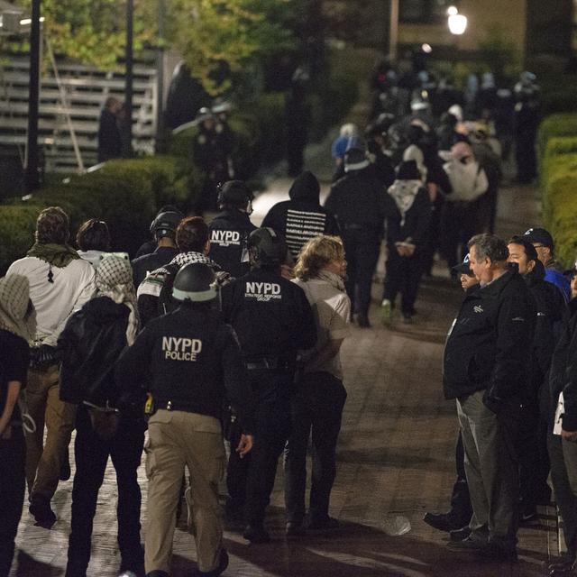 Des dizaines de manifestants pro-palestiniens ont été arrêtés sur le campus de l'université Columbia à New York. [Keystone/AP Photo - Marco Postigo Storel]