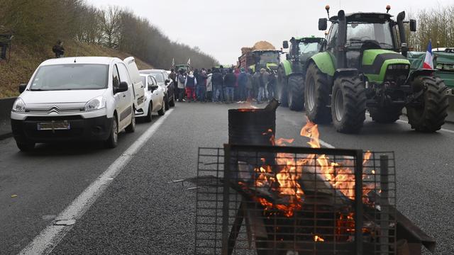 Les agriculteurs ont bloqué une autoroute à Beauvais, dans l'Oise. [Keystone - AP Photo/Matthieu Mirville]