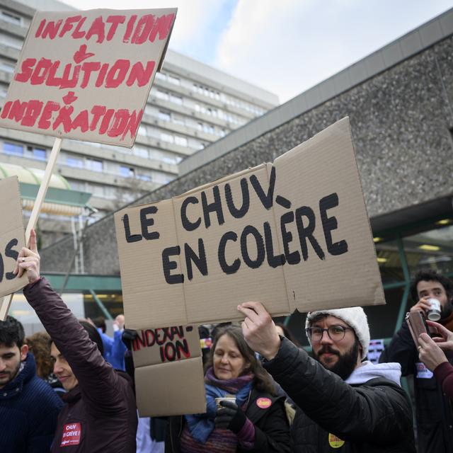 Manifestation des soignants au CHUV, en colère après la publication de rapports sur des rémunérations abusives des membres de la Direction des Ressources humaines. Ils demandent un arrêt du plan d'austérité en cours et une pleine indexation. [Keystone - Laurent Gillieron]