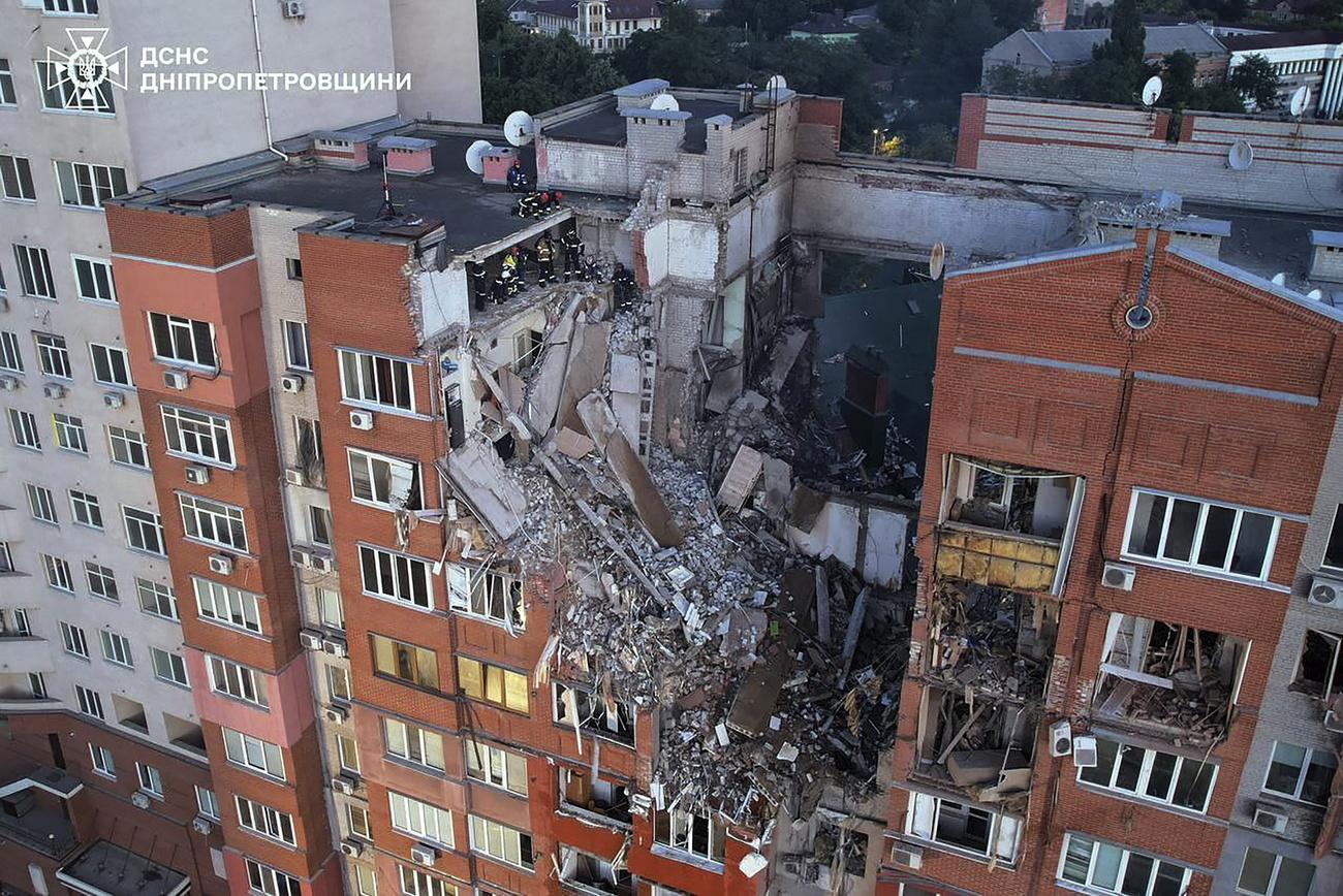 La ville de Dnipro est fréquemment la cible de frappes russes, à l'image de cet immeuble touché le 29 juin 2024. [KEYSTONE - STATE EMERGENCY SERVICE HANDOUT]