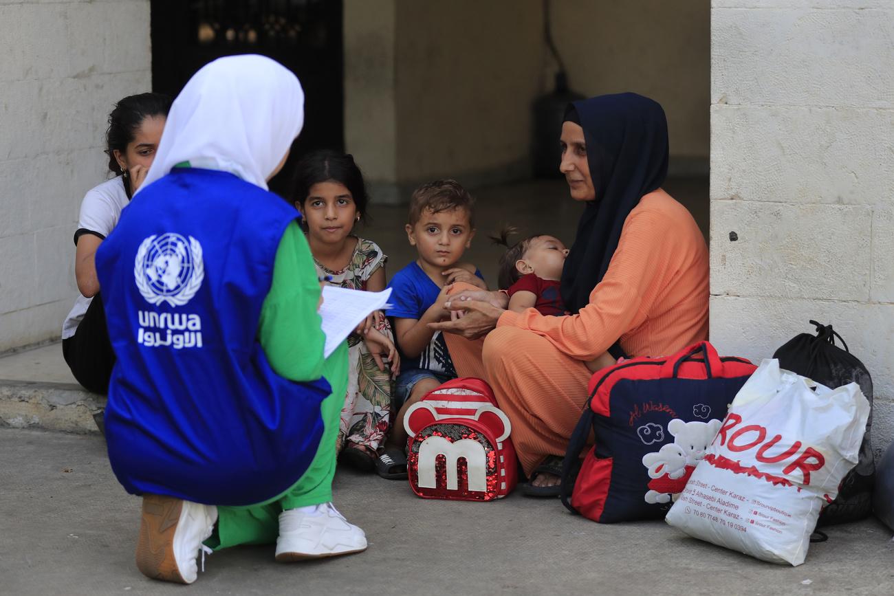 Une employée de l'UNRWA s'occupe de réfugiés palestiniens au Liban. [Keystone/AP Photo - Mohammed Zaatari]