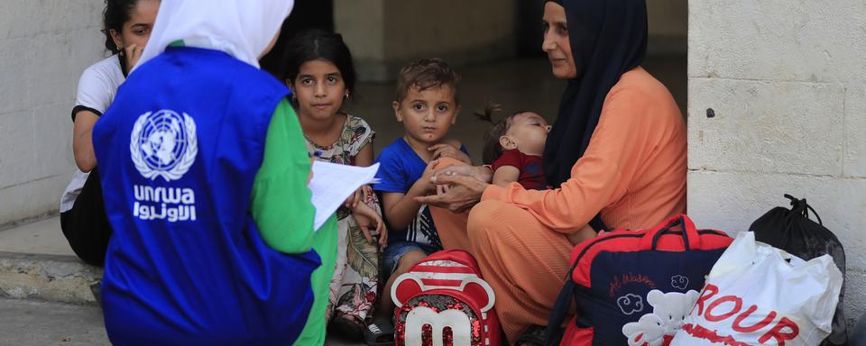 Une employée de l'UNRWA s'occupe de réfugiés palestiniens au Liban. [Keystone/AP Photo - Mohammed Zaatari]