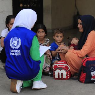 Une employée de l'UNRWA s'occupe de réfugiés palestiniens au Liban. [Keystone/AP Photo - Mohammed Zaatari]
