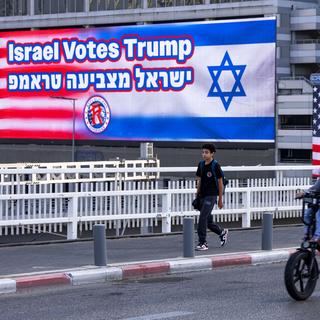 Les Israéliens soutiennent majoritairement le candidat républicain Donald Trump. [Keystone - AP Photo/Oded Balilty]