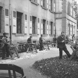 Fondé en 1873 à Prilly (VD), l'hôpital psychiatrique de Cery était à l'origine un ''asile d'aliénés'' dans lequel les pensionnaires était ''réinséré'' à travers le travail forcé. [CHUV/Département de psychiatrie - Francis de Jongh]