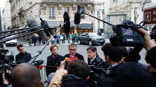 epa11768232 (2L-R) President of the Socialistes et Apparentes (SOC) parliamentary group Boris Vallaud, French Socialist Party First Secretary Olivier Faure and President of the Socialist group in Senate Patrick Kanner talk to press prior their meeting with French President Emmanuel Macron in attempt to form a new government, in Paris, France, 10 December 2024. The government of the French Prime Minister Michel Barnier lost a no-confidence vote at the National Assembly on 04 December. EPA/MOHAMMED BADRA [Keystone/EPA - Mohammed Badra]