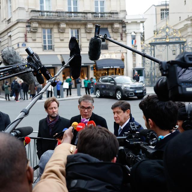 epa11768232 (2L-R) President of the Socialistes et Apparentes (SOC) parliamentary group Boris Vallaud, French Socialist Party First Secretary Olivier Faure and President of the Socialist group in Senate Patrick Kanner talk to press prior their meeting with French President Emmanuel Macron in attempt to form a new government, in Paris, France, 10 December 2024. The government of the French Prime Minister Michel Barnier lost a no-confidence vote at the National Assembly on 04 December. EPA/MOHAMMED BADRA [Keystone/EPA - Mohammed Badra]