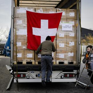 Un camion d'aide suisse pour l'Ukraine. [Keystone - Michael Buholzer]