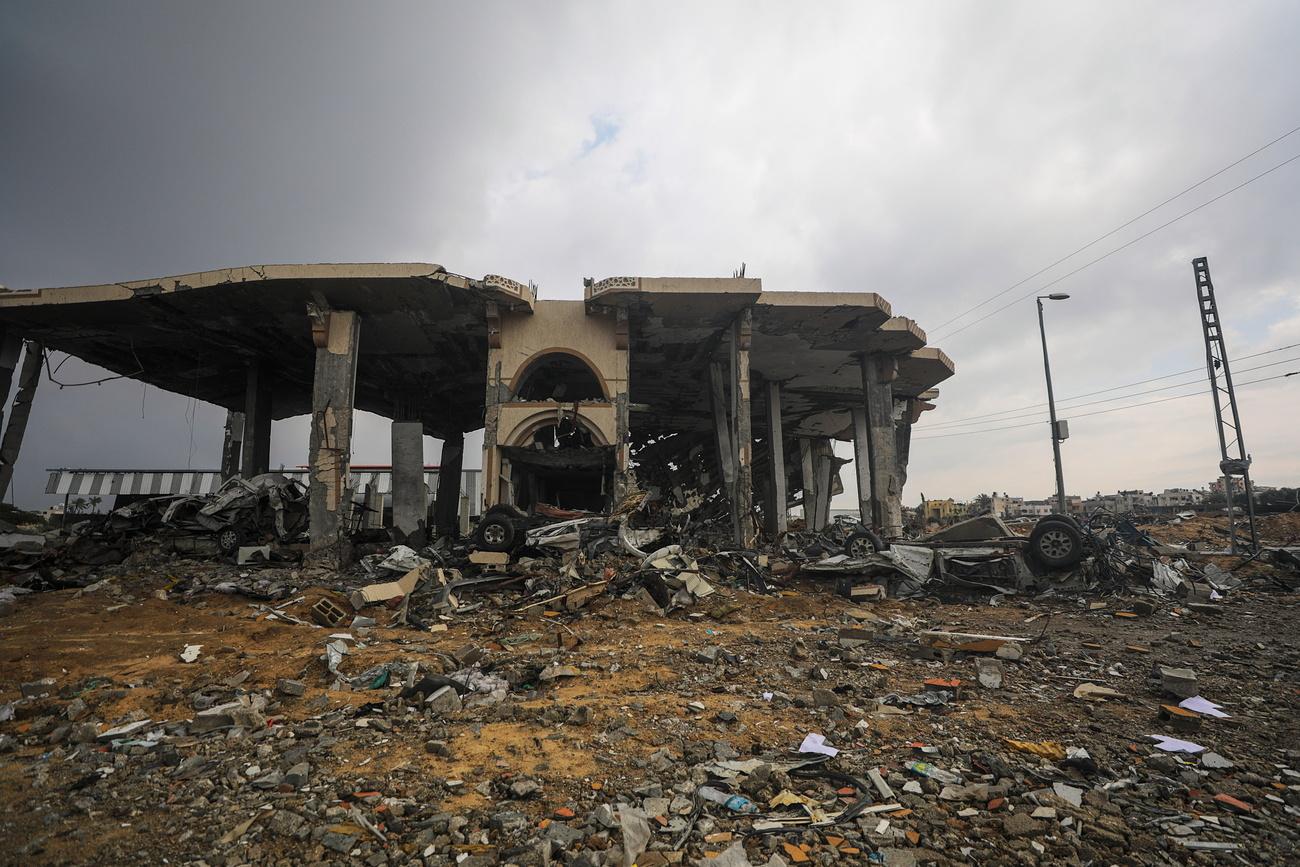 D'autres décombres de structures détruites lors d'une opération militaire israélienne dans le camp de réfugiés d'Al Nusairat, le 19 février 2024. [KEYSTONE - MOHAMMED SABER]