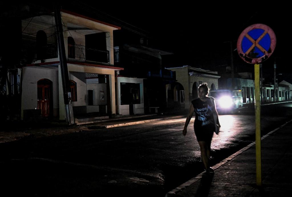 Les coupures d'électricité rythment le quotidien des Cubains et des Cubaines. [AFP - YAMIL LAGE]