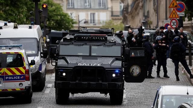 La police française a bouclé vendredi le consulat iranien à Paris où un homme menace de se faire exploser, a rapporté la radio française Europe 1 sur X. [Reuters - Benoit Tessier]
