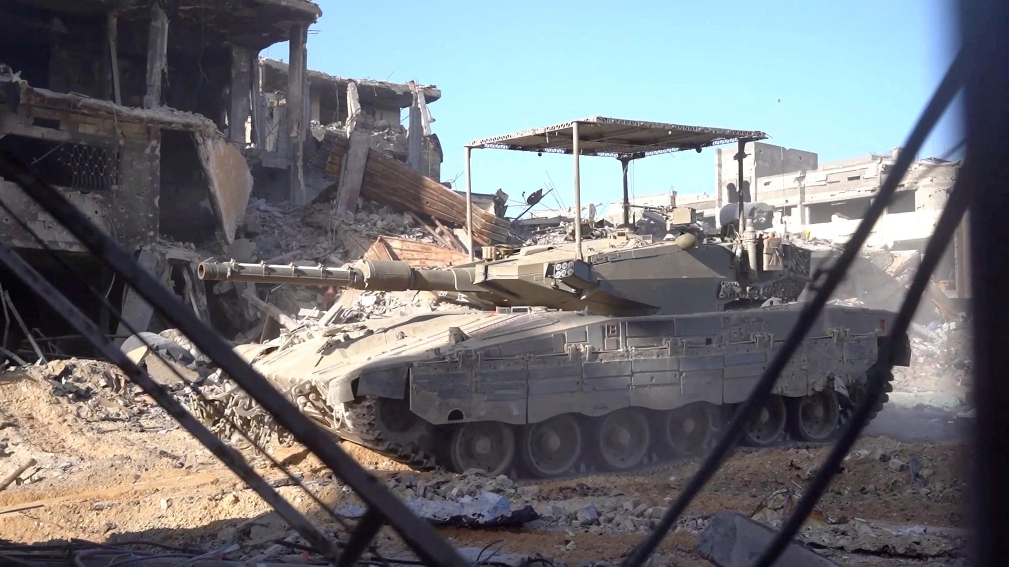 Un char israélien manoeuvre dans les ruines de Gaza, le 4 janvier 2024. [Reuters - Forces armées israéliennes]