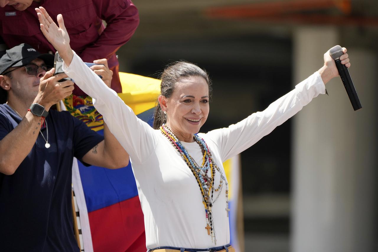 Maria Corina Machado a rejoint le cortège en cours de manifestation. [KEYSTONE - ARIANA CUBILLOS]