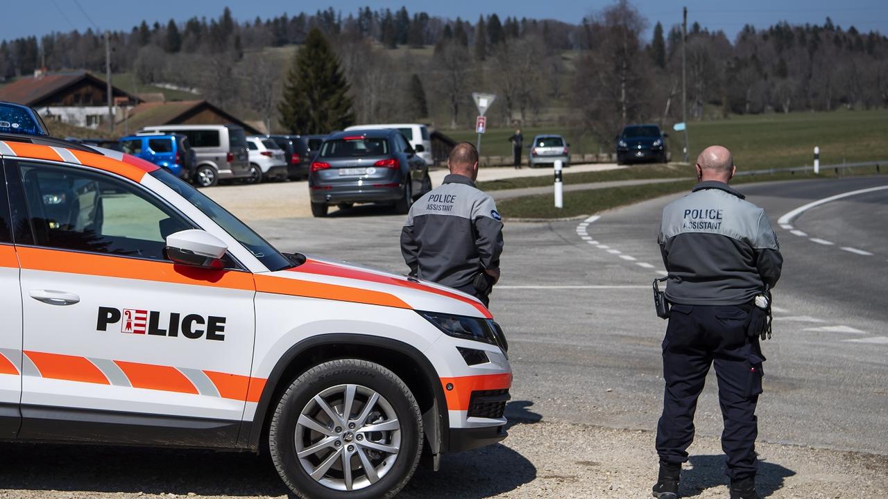 Des affrontements entre ultras dans le Jura ont blessés 4 policiers (image d'illustration). [KEYSTONE - Jean-Christophe Bott]