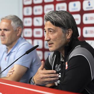 L'entraîneur de la Nati, Murat Yakin, donne une conférence de presse après la défaite de l'équipe à l'Euro 2024. [Keystone - Peter Klaunzer]