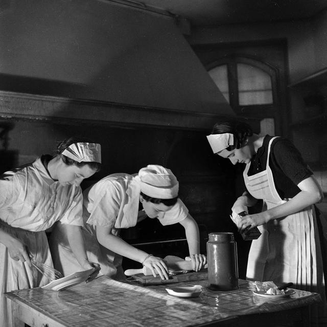 Une école ménagère en France, 1936 [AFP - Lipnitzki / Roger Viollet]