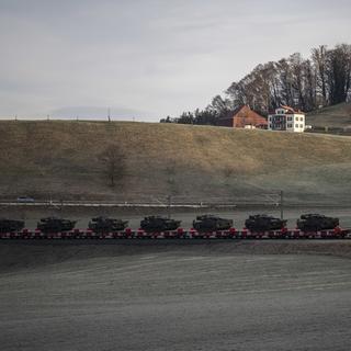 Mardi 30 janvier: des chars Leopard de l'armée suisse en train d'être acheminés par rail vers l'Allemagne. [Keystone - Gian Ehrenzeller]