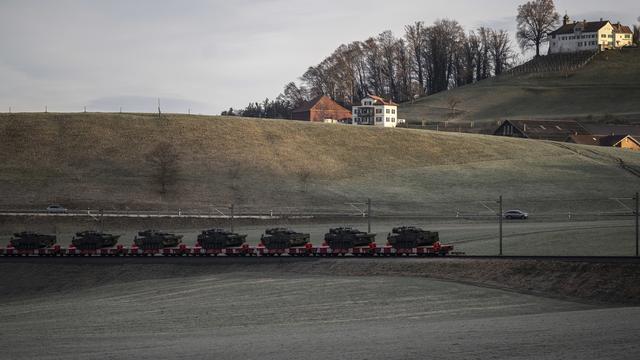 Mardi 30 janvier: des chars Leopard de l'armée suisse en train d'être acheminés par rail vers l'Allemagne. [Keystone - Gian Ehrenzeller]