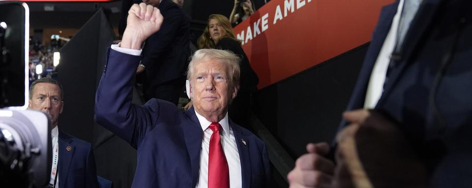 Donald Trump le poing levé et ovationné à son arrivée à la convention républicaine à Milwaukee. [Keystone - AP Photo/Evan Vucci]