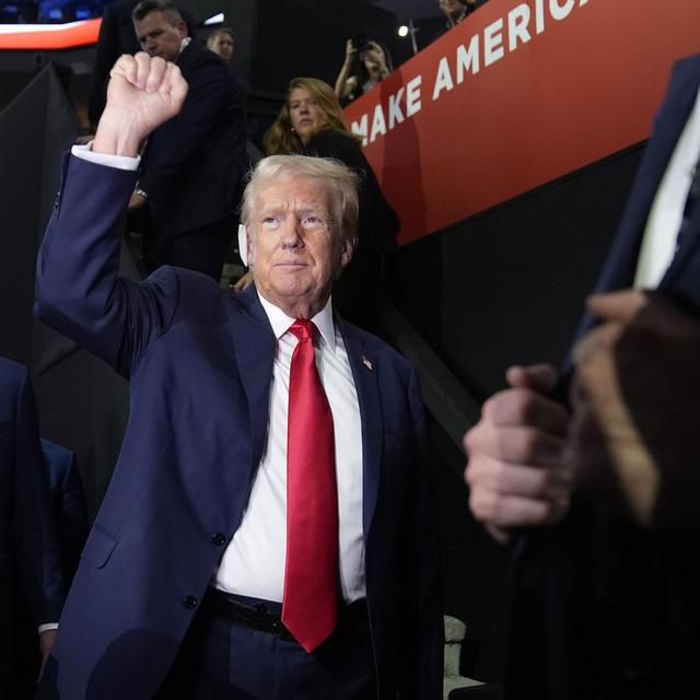 Donald Trump le poing levé et ovationné à son arrivée à la convention républicaine à Milwaukee. [Keystone - AP Photo/Evan Vucci]