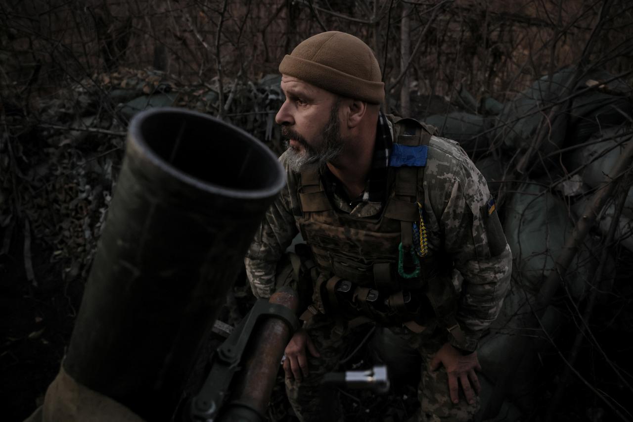 Un militaire de la 24e brigade mécanisée des forces armées ukrainiennes se prépare à tirer à l'aide d'un mortier de 120 mm sur les troupes russes, près de la ville de Tchassiv Yar, dans la région de Donetsk, le 19 novembre 2024 (image d'illustration). [via REUTERS - UKRAINIAN ARMED FORCES]