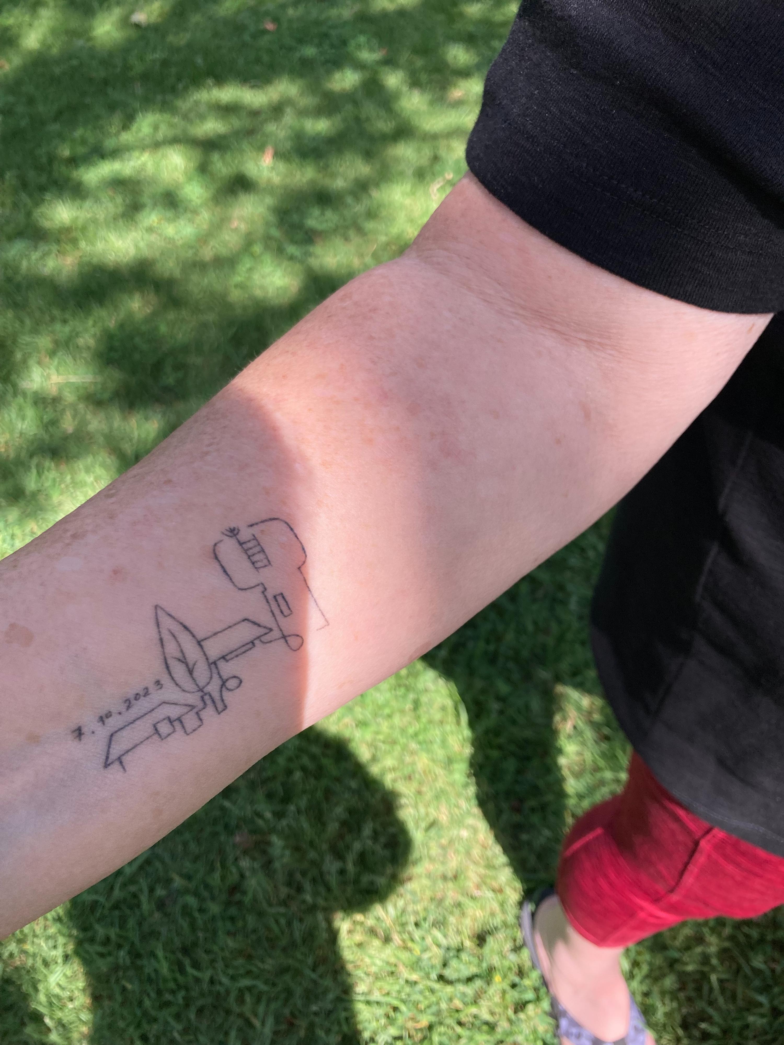 L'un des tatouages sur le bras droit de Batia Holin [RTS]