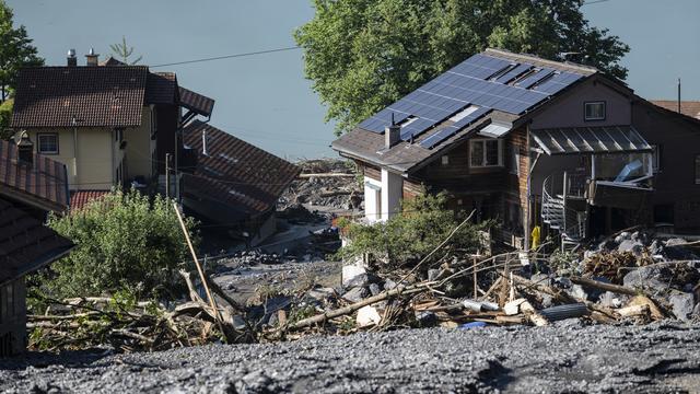 Les premiers habitants peuvent regagner leurs maisons à Brienz (BE). [Keystone - Alessandro della Valle]