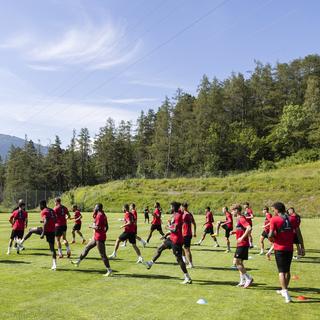Les joueurs du FC Sion s'échauffent lors d'un entraînement pour la nouvelle saison de Super League, ici le 25 juin 2024. [Keystone - Cyril Zingaro]
